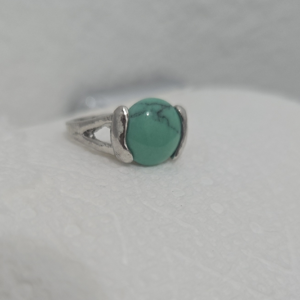 Elegant Silver and Turquoise Ring